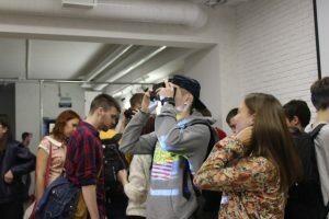 VR CORP с очками виртуальной реальности на ночи музеев
