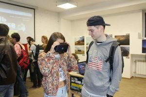 VR CORP с очками виртуальной реальности на ночи музеев